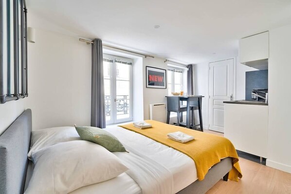 Main Room - Bed