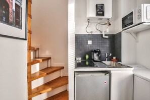 Kitchenette & access to the bedroom