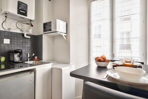Dining table & Kitchenette