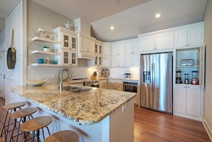 Fully equipped kitchen with all the essentials. (Blue Marlin)