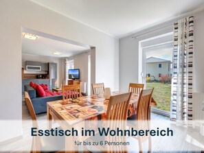 Esstisch mit ausreichend Platz für 6 Personen.