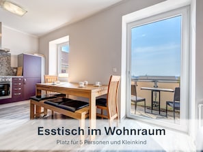 Esstisch für 5 Personen und Kleinkind