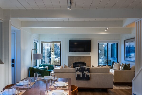 Welcome to Creekside in Sun Valley 1274 - a stunningly upgraded 3BD, 2BA Sun Valley condo