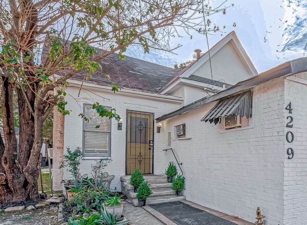 The Avenue and adorable flat located right on the Washington corridor! 