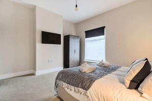 This inviting bedroom offers more than just a bed—store your belongings with ease and catch your favorite Netflix shows anytime. 🛋️🎬