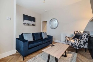 With plush seating and a warm ambiance, this living area is designed for moments of comfort and connection. 👫🎬