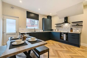 Gather around the dining table or cook together in this inviting open-plan area—your home away from home. 🍳🍷

