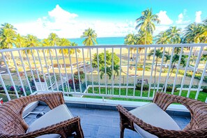 Balcony – Sip your morning coffee with a front-row seat to swaying palms and endless ocean views.









