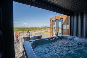 Hot Tub / whirlpool bath (Outdoor)