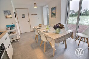 Entrée indépendante, séjour/cuisine vue sur jardin
