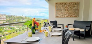 Profitez d’une terrasse spacieuse avec coin repas et salon extérieur.