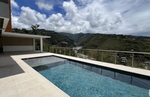 Bain de fraîcheur dans une belle piscine.