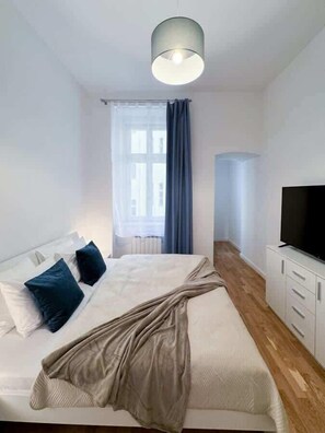 Second bedroom with queen size bed