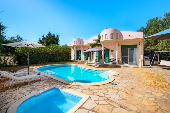 Pool with sunloungers on the side