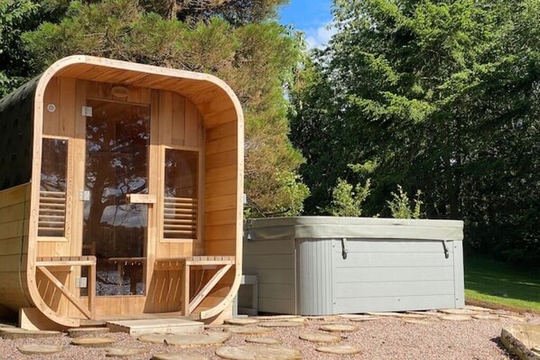 Lakeside sauna and hot tub

