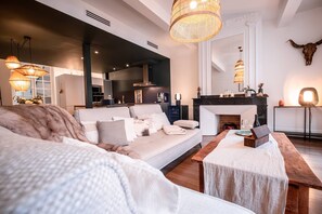 Large corner sofa - flat-screen TV - SONOS music station.