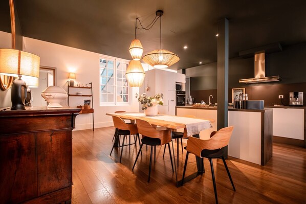 Fully equipped kitchen: crockery, cutlery - Delonghi coffee machine + kettle - Toaster - Dishwasher - Induction hob - Raclette - Crepe makers - Household linen - Dining table.