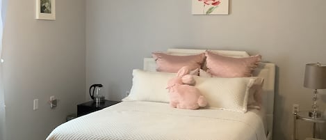 Queen bed with ATTACHED private bathroom. Smart TV, microwave, electric kettle