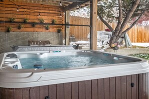 Bañera de hidromasaje al aire libre