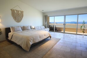 A king bed, a single-bed sofa, en-suite bathroom with a jacuzzi tub, ocean view.