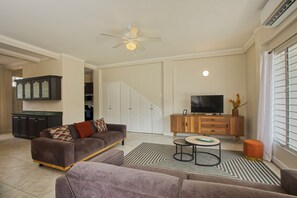 Val Verde101 - Living Room (2)
