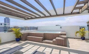 Outdoor spa tub