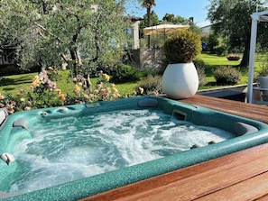 Outdoor spa tub