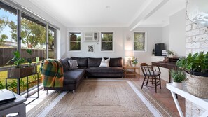 Thistledoo | Family Room | Air conditioning | DVD player
