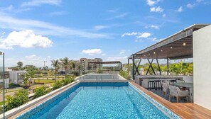 Roof Top Lounge Pool