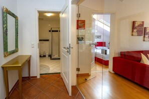 Flur mit Blick ins Wohnzimmer und Badezimmer