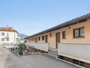 Wasser, Eigentum, Pflanze, Gebäude, Azurblau, Himmel, Fenster, Schwimmbad, Urban Design, Freizeit
