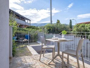 L'Eau, PropriĂ©tĂ©, Plante, BĂątiment, Bleu Azur, Ciel, FenĂȘtre, Piscine, Design Urbain, Loisir