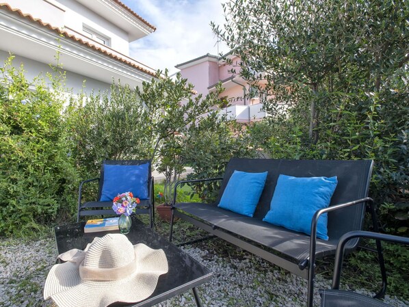 L'Eau, Propriété, Plante, Bâtiment, Bleu Azur, Ciel, Fenêtre, Piscine, Design Urbain, Loisir
