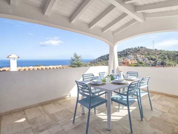 Ciel, Nuage, Table, Propriété, Meubles, Chaise, Bleu Azur, Arbre, Ombre, L'Eau
