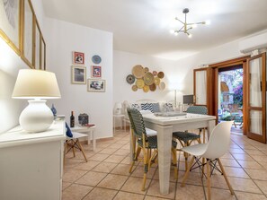 Möbel, Eigentum, Tabelle, Pflanze, Holz, Interior Design, Flooring, Fussboden, Bilderrahmen, Stuhl