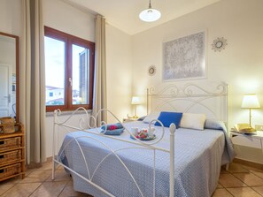 Möbel, Eigentum, Tabelle, Pflanze, Holz, Interior Design, Flooring, Fussboden, Bilderrahmen, Stuhl