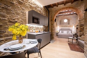 Interior Design, Möbel, Flooring, Wohnzimmer, Decke, Steinwand, Couch, Stuhl, Light Fixture