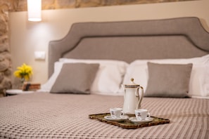 Möbel, Schlafzimmer, Interior Design, Bett, Bedding, Bettdecke, Linens, Textil, Beleuchtung, Zimmer