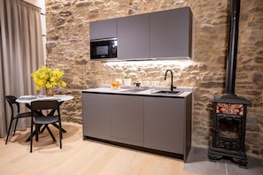 Küche, Interior Design, Küchengerät, Countertop, Möbel, Cabinetry, Flooring, Haushaltsgerät, Major Appliance, Zuhause