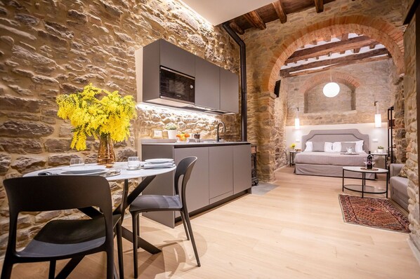 Interior Design, Möbel, Decke, Wohnzimmer, Wohnung, Steinwand, Couch, Stuhl, Light Fixture