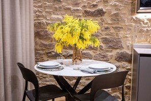 Möbel, Interior Design, Tabelle, Stuhl, Holz, Flooring, Küche & Esszimmer Tisch, Esszimmer, Fussboden, Blumentopf