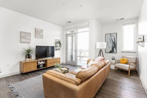 CozySuites l Chic 1BR, Bottleworks Indy #5
