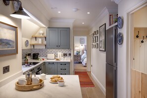 Jerards Stables, Sandford Orcas, Sherborne: The well equipped kitchen