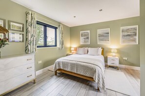 Barn at West Acres, Winterborne Kingston: Bedroom one with king-size bed and en-suite bathroom