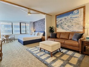 King Bed Room w/ pullout couch | Managed by: @TraverseHospitality