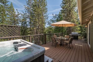Deck with Spa.
