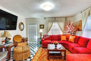 Living Room | Free WiFi | Smart TV | 1st Floor