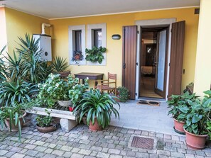 Plante, Ciel, Nuage, Bâtiment, Fenêtre, Lot Terre, Design Intérieur, Design Urbain, Zone Résidentielle