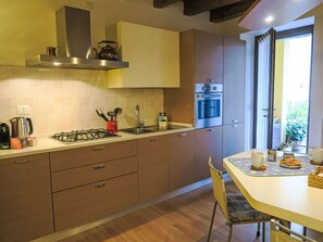 Plante, Ciel, Nuage, Bâtiment, Fenêtre, Lot Terre, Design Intérieur, Design Urbain, Zone Résidentielle