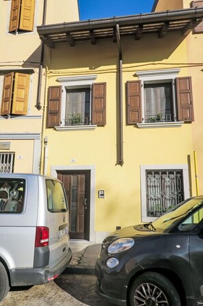 Plante, Ciel, Nuage, Bâtiment, Fenêtre, Lot Terre, Design Intérieur, Design Urbain, Zone Résidentielle